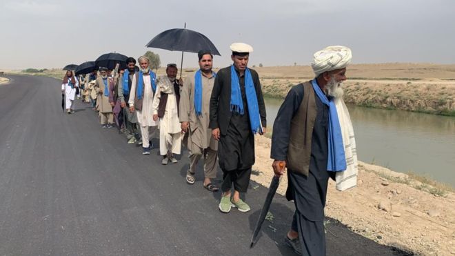تصویر از ‘طالبان ۲۵عضو کاروان صلح هلمند را با خود بردند’