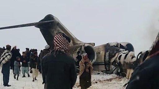 تصویر از سقوط هواپیمای نظامی در غزنی؛ آمریکا: نشانه‌ای از ساقط شدن با شلیک دشمن وجود ندارد
