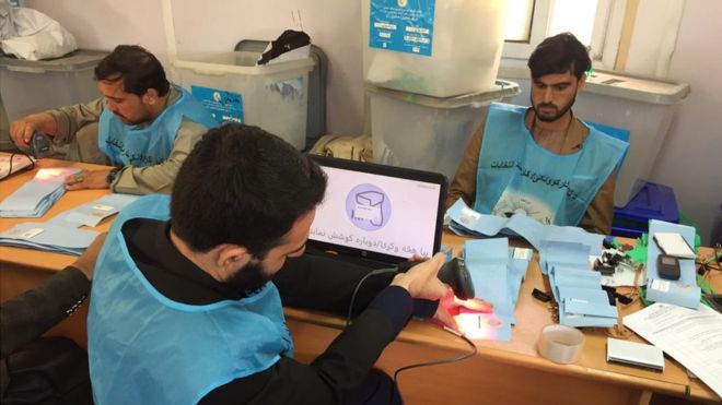 تصویر از انتخابات افغانستان؛ با وجود ادامه اختلاف‌ها، روند بازشماری آرا دوباره آغاز شد