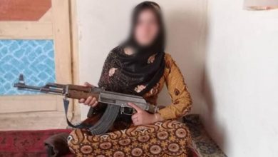 تصویر از خبرساز شدن عکس دختری با کلاشنیکوف ‘که با طالبان جنگید’