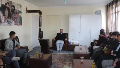 تصویر از دیدار استادابوالحسین یاسر با جمعی از ورثه شهدای نوزدهم جدی سال ۱۳۷۹ ولسوالی یکاولنگ ولایت بامیان