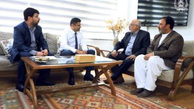 تصویر از نشست دوستانه داکتر محمدعارف شاه جهان و استاد ابوالحسین یاسر با فضل محمودفضلی رئیس اداره امور ریاست جمهوری.